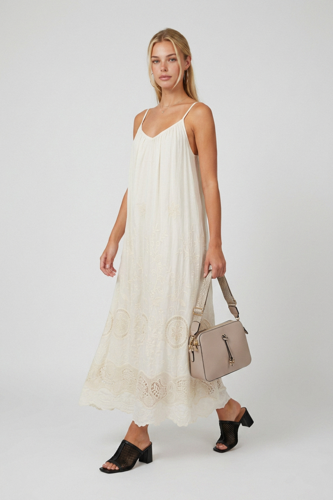 Phantora.AI_fashion-photoshoot-1781803947511 Maxi Strass Casual Dress - Image 1